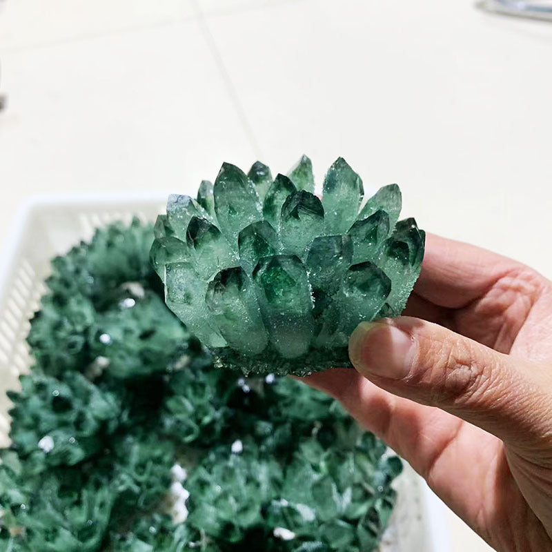 Green crystal cluster ornaments, crystal crafts, natural crystal stones, home feng shui decoration