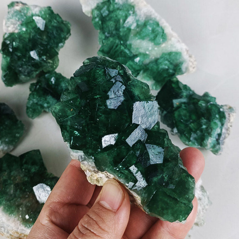 Natural green fluorite crystal clusters, raw crystal crafts, energy raw stone feng shui ornaments, aromatherapy home decoration ornaments