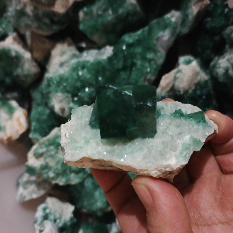 Natural green fluorite crystal clusters, raw crystal crafts, energy raw stone feng shui ornaments, aromatherapy home decoration ornaments