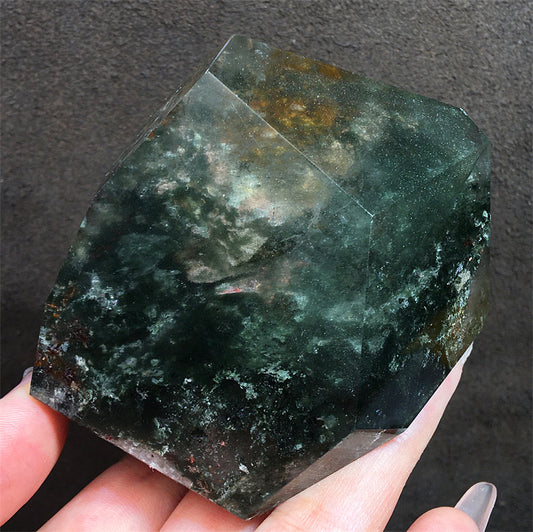Natural green ghost stone ornaments, irregular shapes, energy stones, four-season ghost cornucopia, thousand-layer pyramid ore specimens, home decoration ornaments