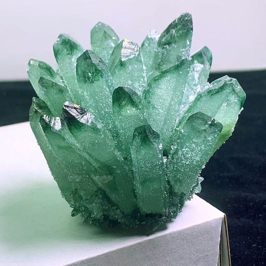 Green crystal cluster ornaments, crystal crafts, natural crystal stones, home feng shui decoration