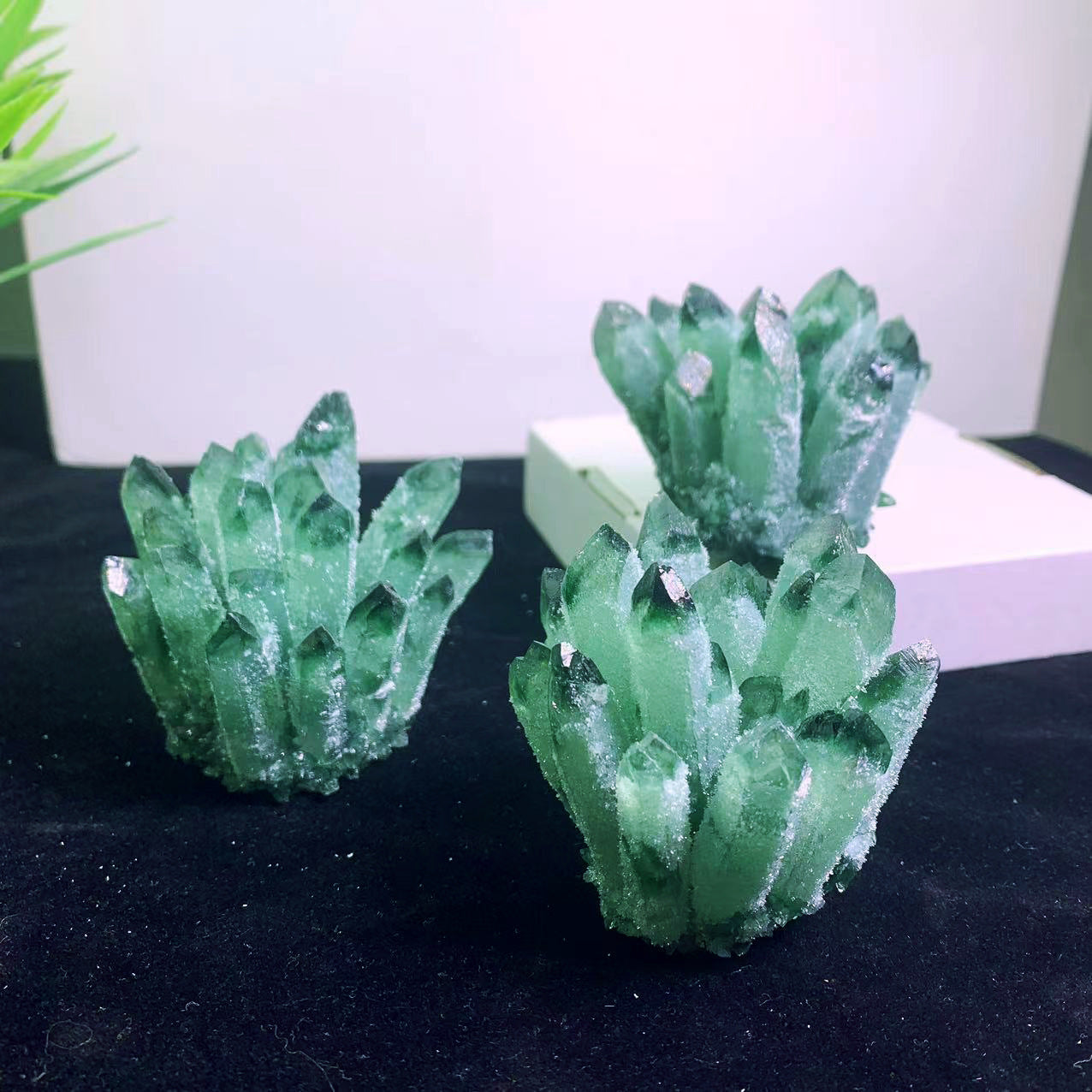 Green crystal cluster ornaments, crystal crafts, natural crystal stones, home feng shui decoration