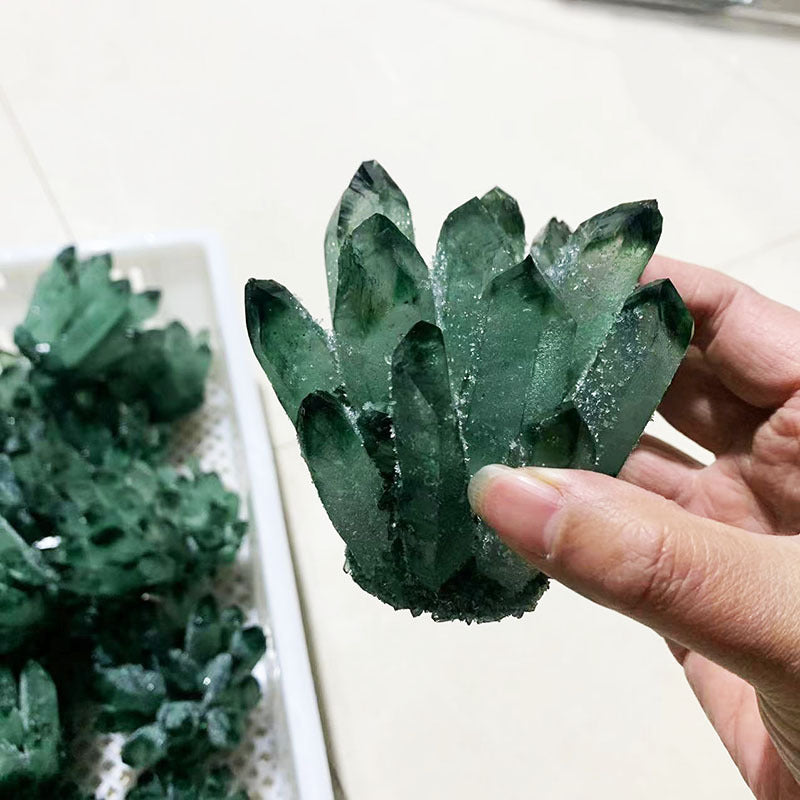 Green crystal cluster ornaments, crystal crafts, natural crystal stones, home feng shui decoration